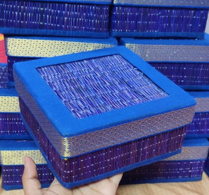 Korai full mat box with silver border