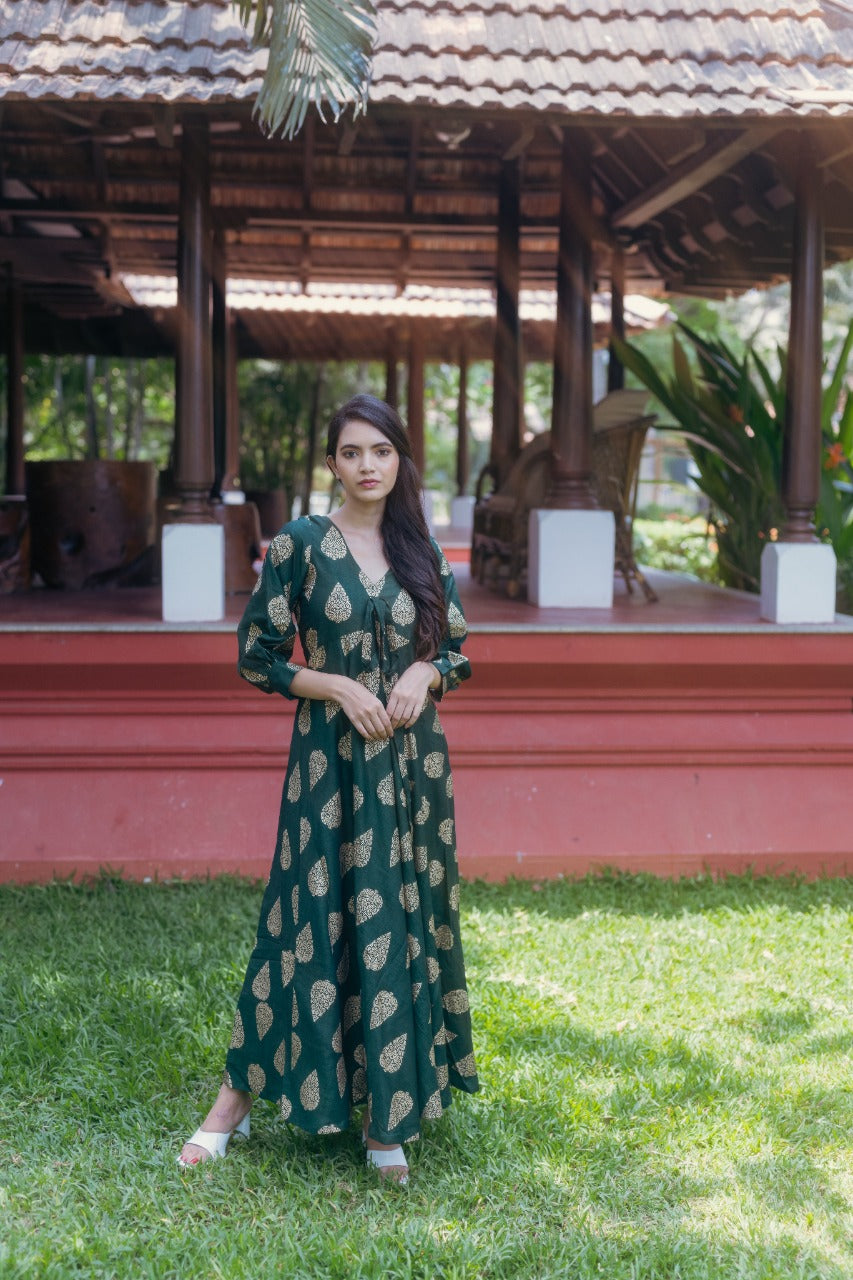 Zoe Siddharth - Thinking about how this year just flew by! . . Dress:  @applique.design 🤍 📷 - @zanasiddharth_art . . #longdresses #maxidress  #ruby #rubydress #appliquedesign #eveninggown #posing #dresspose  #photoshoot #homeshoot #photography #subdued ...